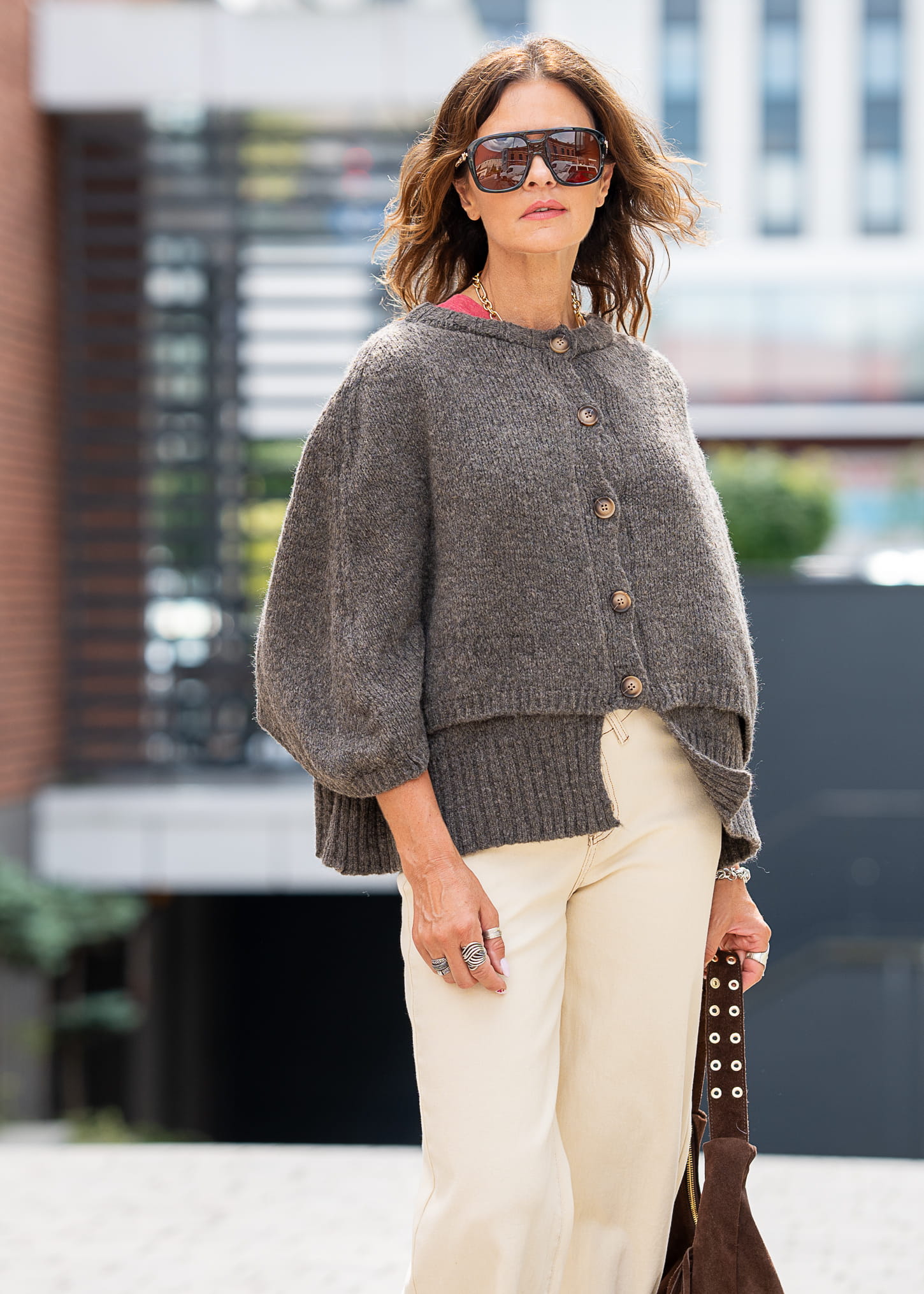 Wełniana peleryna damska w kolorze grafitowym, zapinana na guziki, luźny fason oversize, elegancka stylizacja jesienna