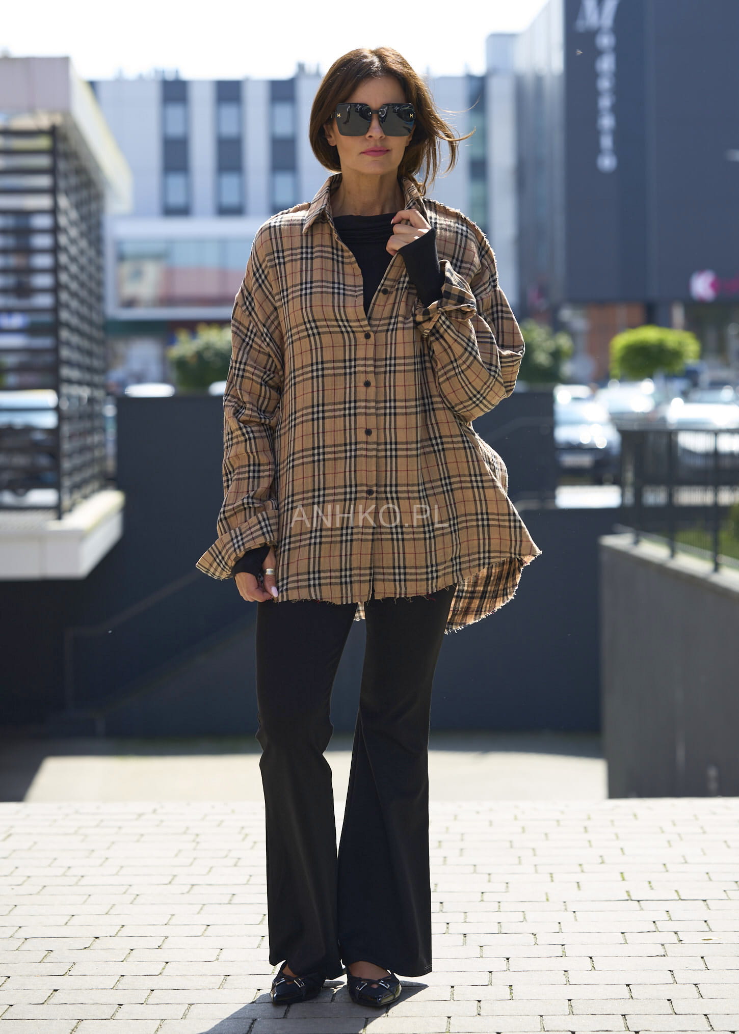 Koszula damska oversize w beżową kratę z długim rękawem, luźny krój w stylu casual, modna koszula do jesiennych stylizacji