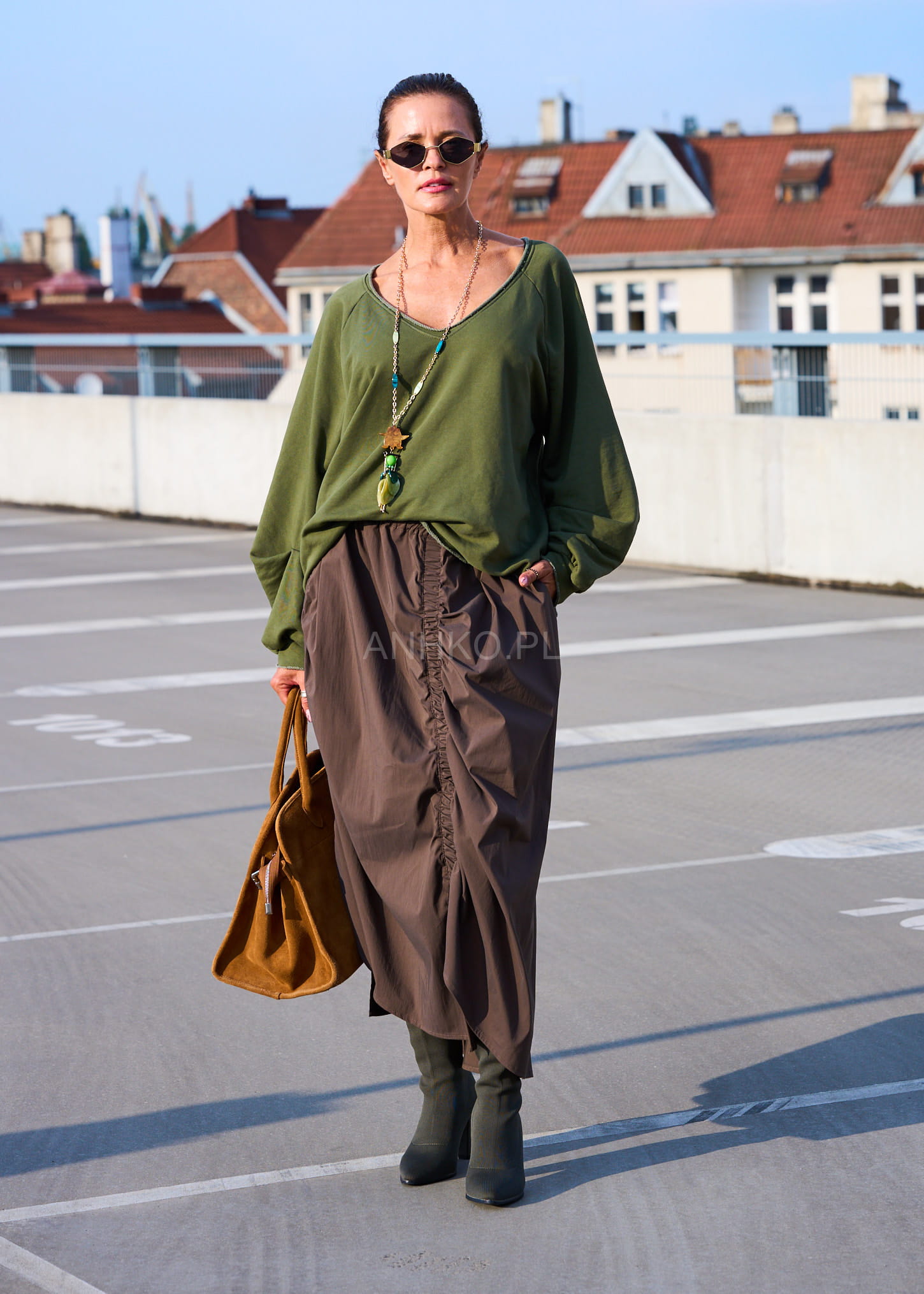 Brązowa długa spódnica damska z marszczeniem z przodu oversize elegancka stylizacja boho