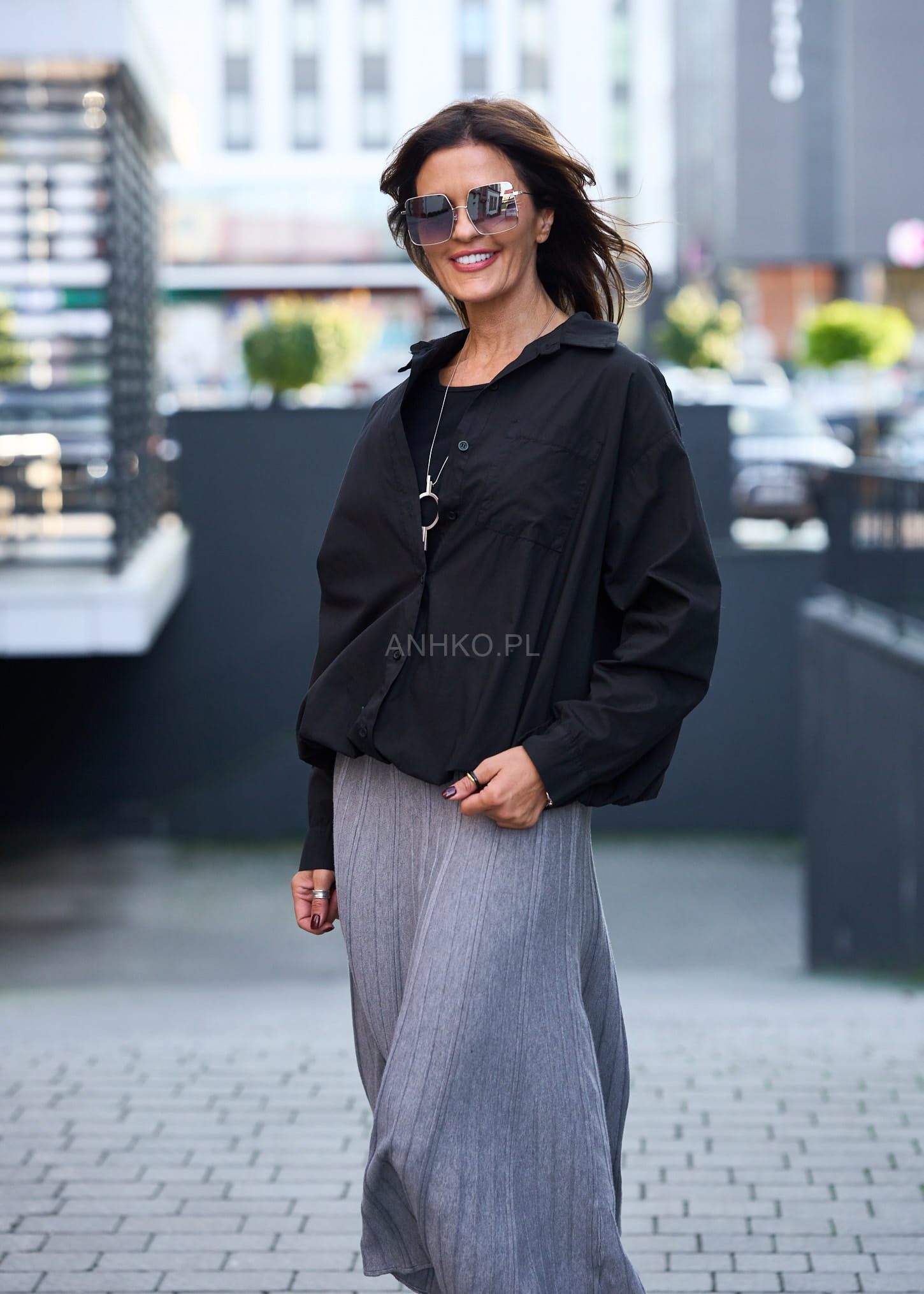 Czarna koszula damska oversize z długim rękawem i kołnierzykiem minimalistyczna moda codzienna