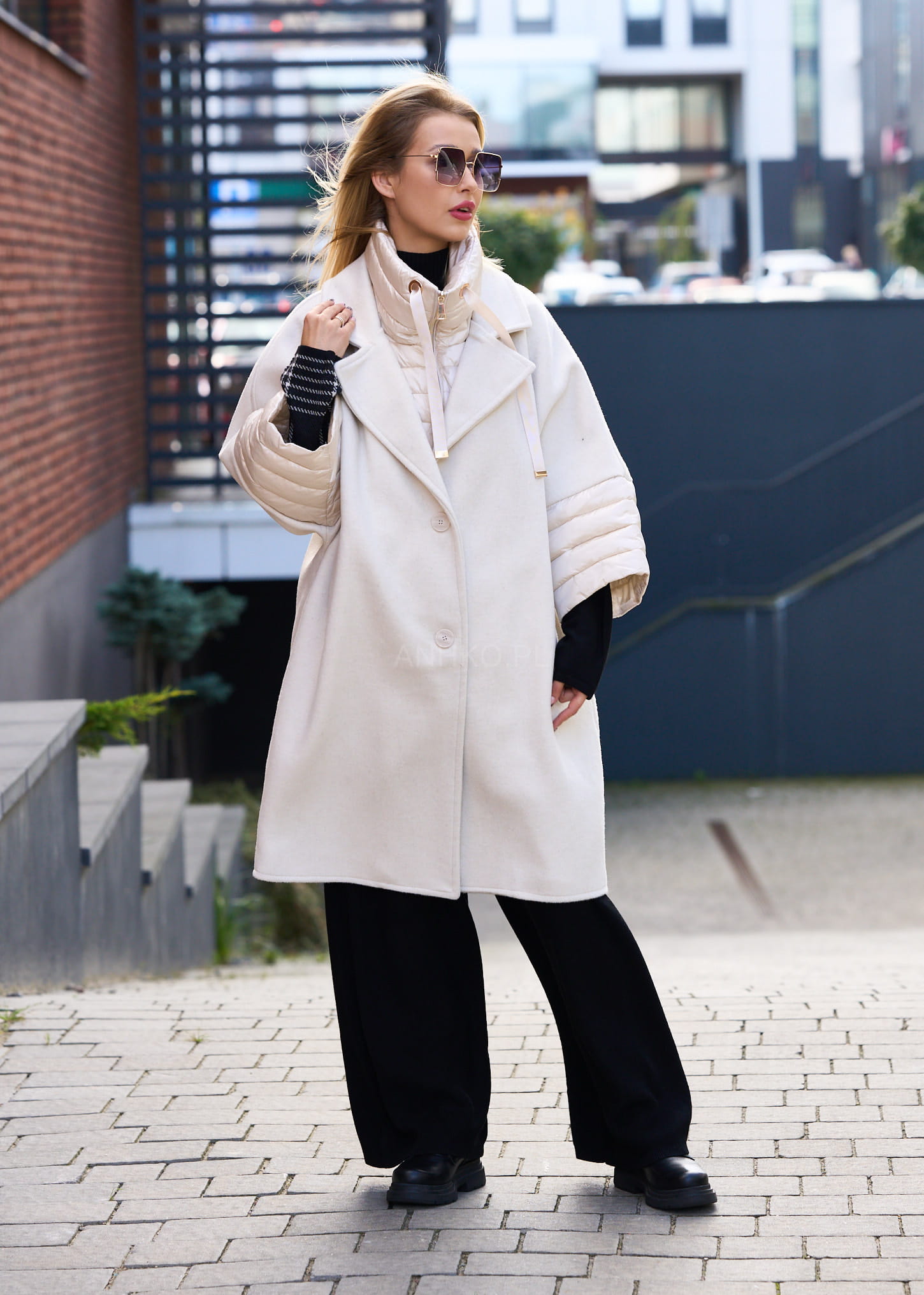 Elegancki płaszcz damski ecru o długości midi z pikowanymi rękawami i szerokim kołnierzem w stylu oversize