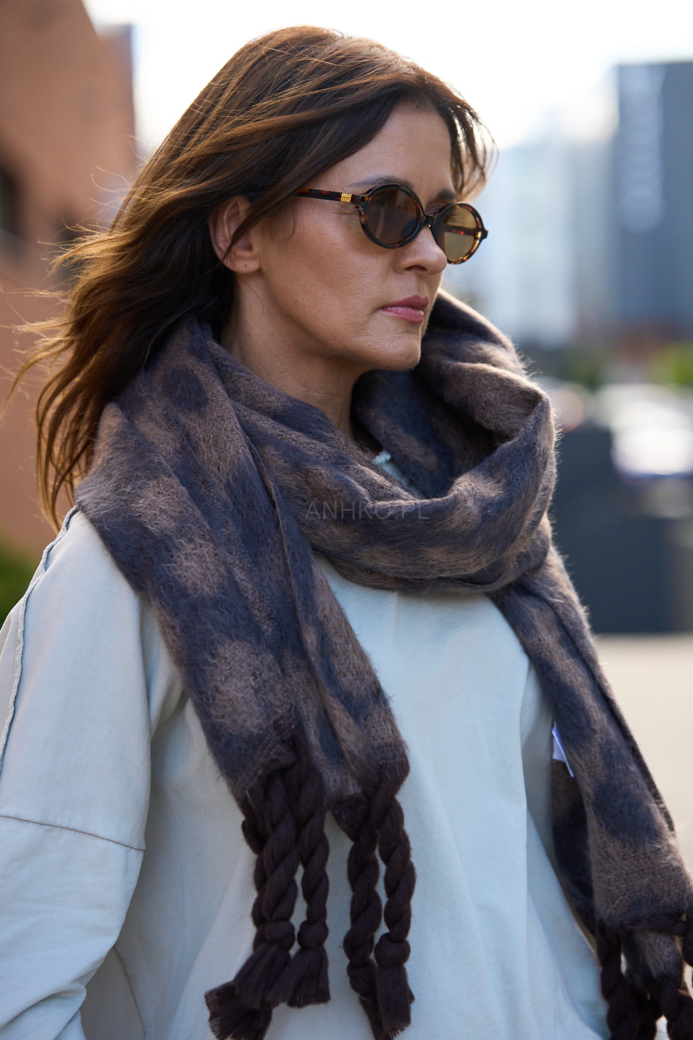 Miękki szal damski z motywem panterki w odcieniach brązu i szarości, zakończony grubymi, plecionymi frędzlami