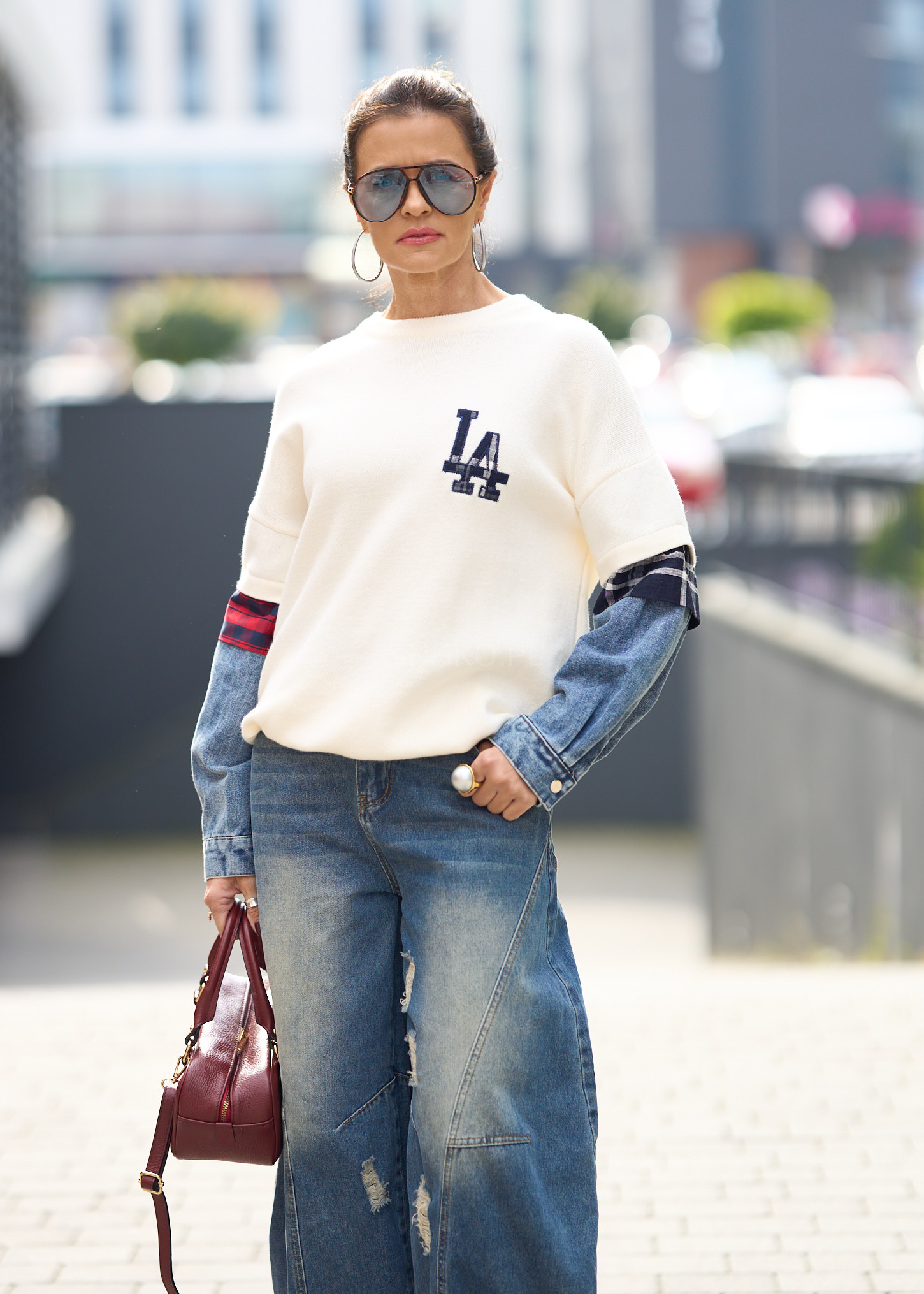 Kremowa bluza damska z naszywką LA, rękawy z denimu i czerwonej kraty, luźny fason w sportowym stylu casual