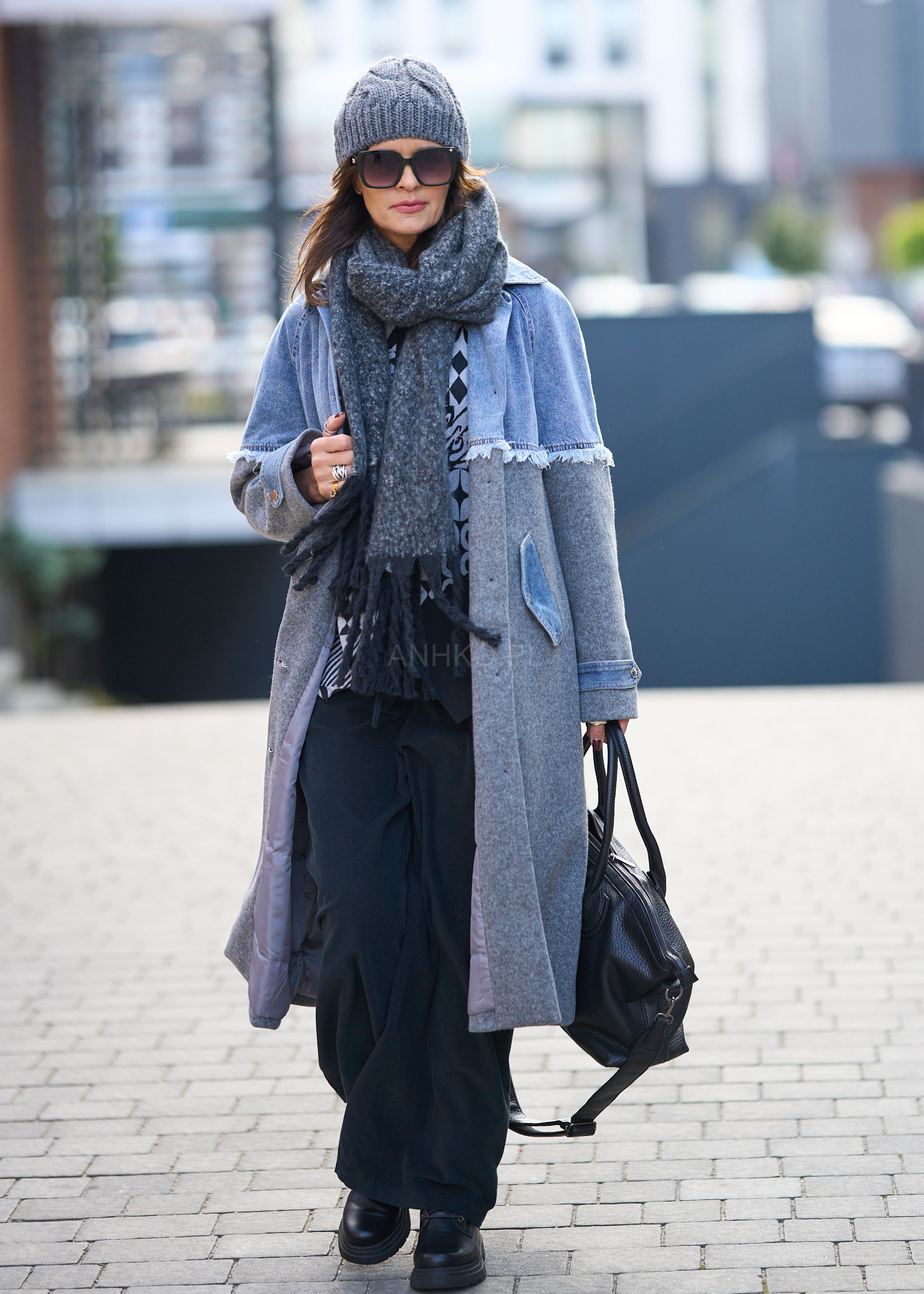 Szaro-niebieski płaszcz oversize z wełny i denimu o prostym kroju w miejskiej stylizacji jesiennej