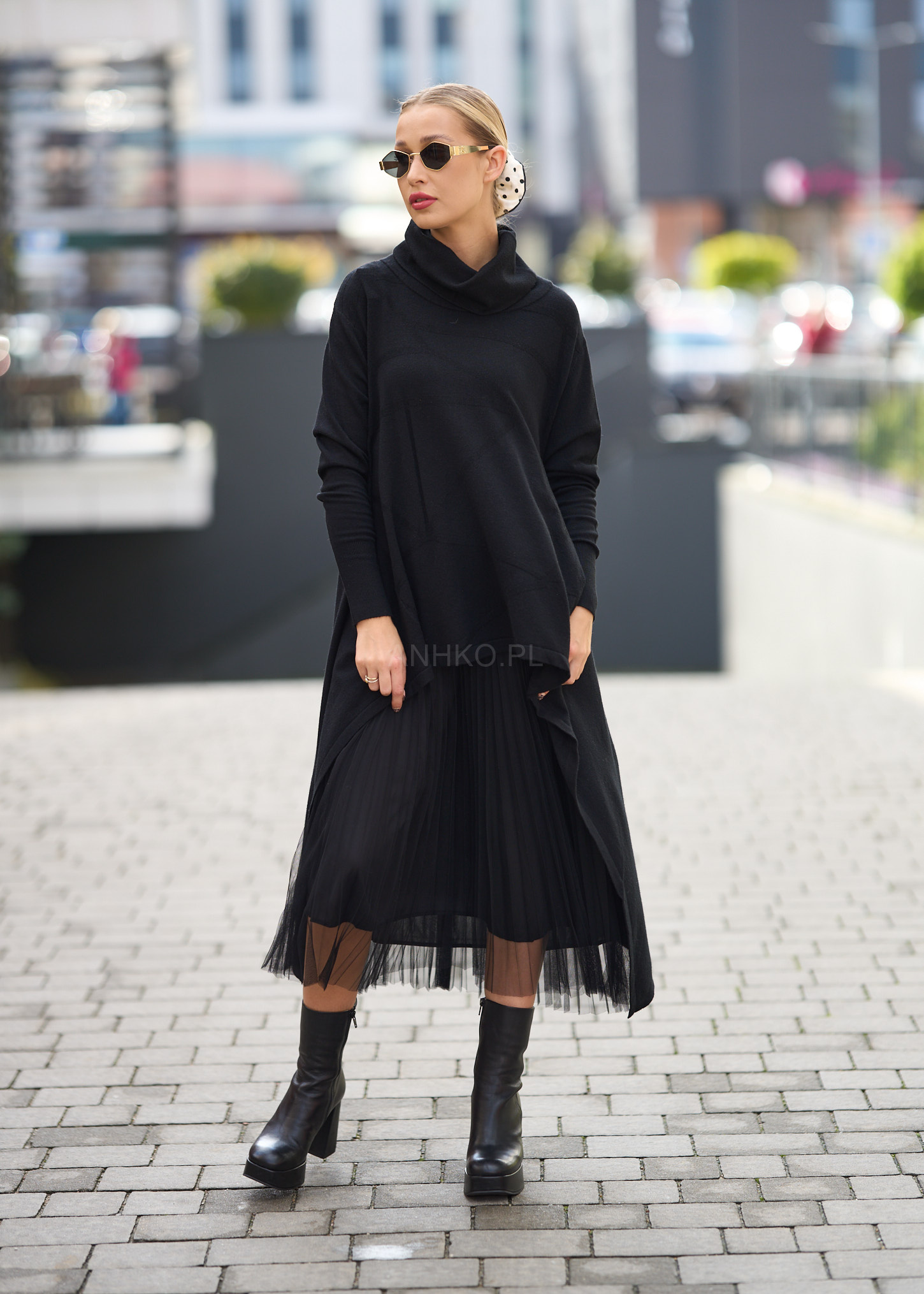 dzianinowa sukienka morven czarna dwuczęściowa z plisowaną tiulową spódnicą i luźnym golfem