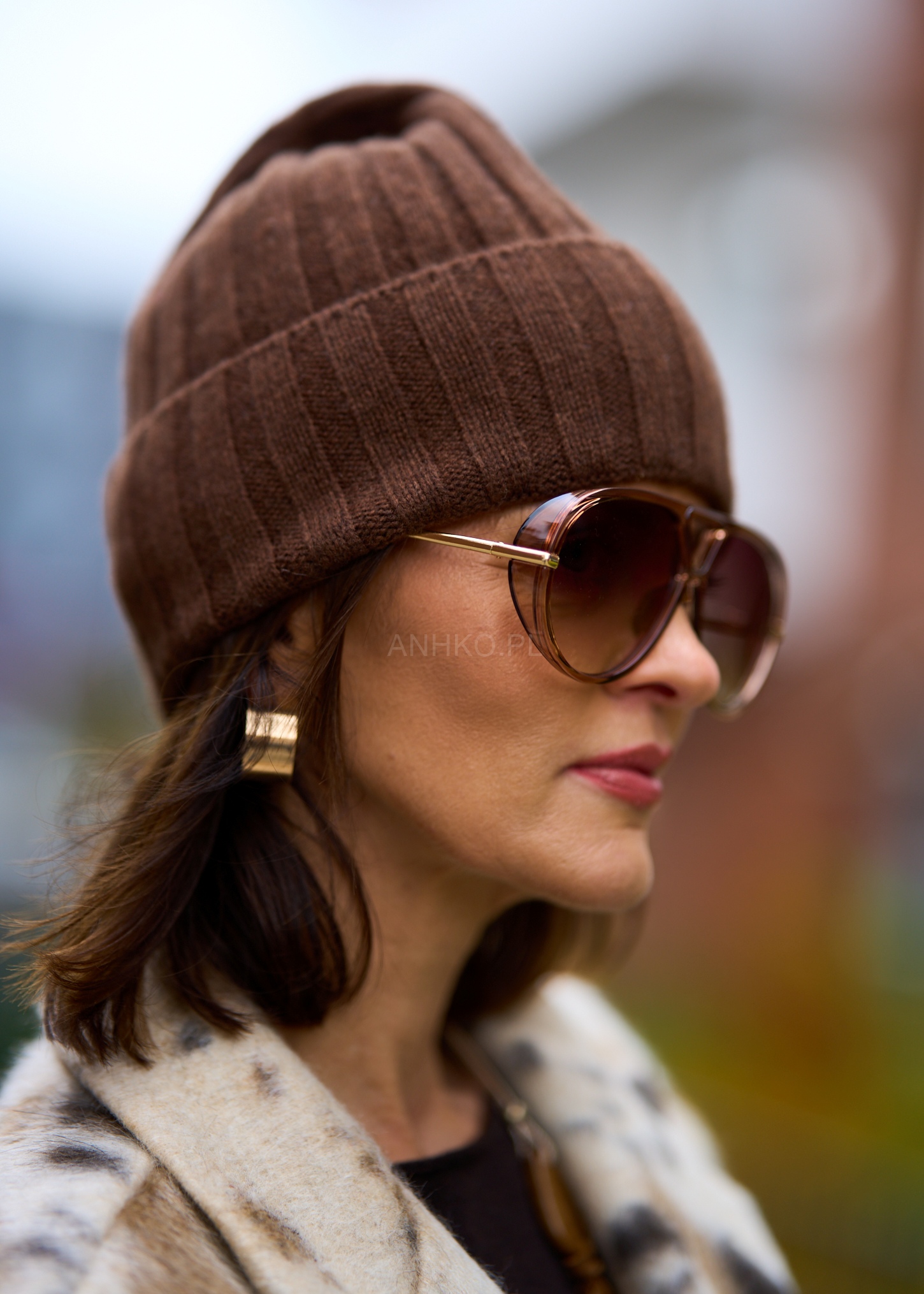Brązowa prążkowana czapka z miękkiej dzianiny o klasycznym, zimowym kroju, stylowa moda damska