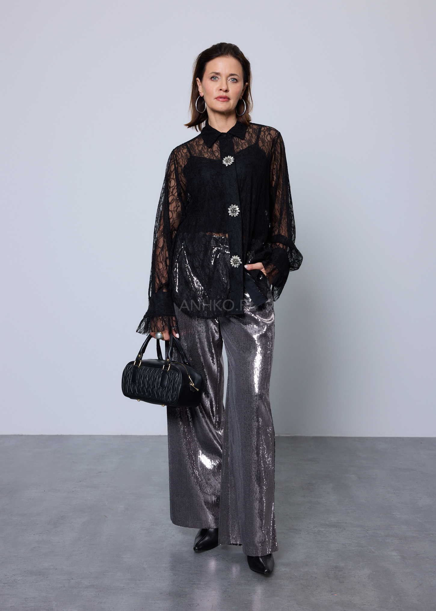 Srebrne, połyskujące spodnie z szeroką nogawką w stylu glamour