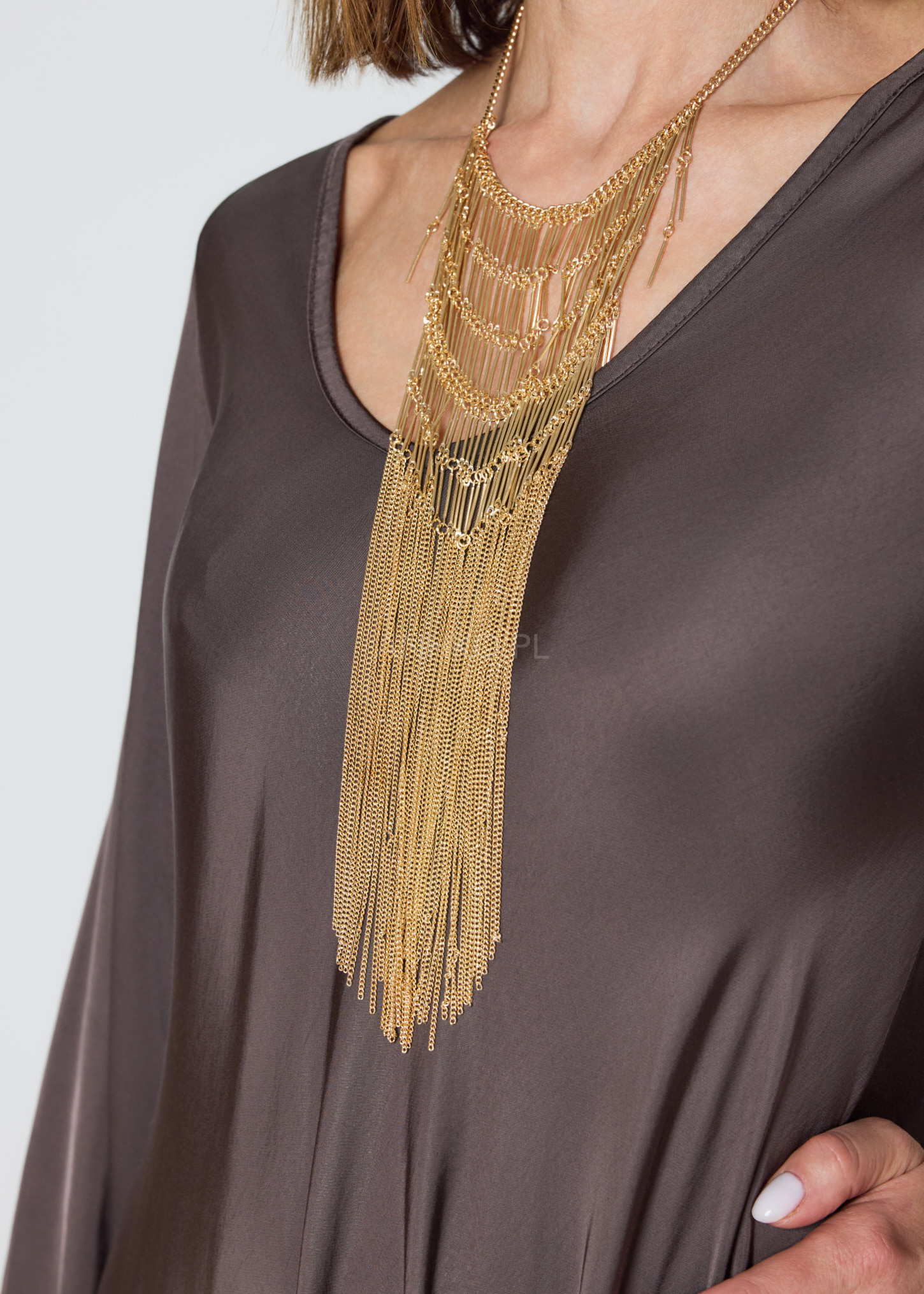 Złoty metalowy naszyjnik kaskadowy z długimi frędzlami i cienkimi łańcuszkami, elegancki dodatek w stylu glamour