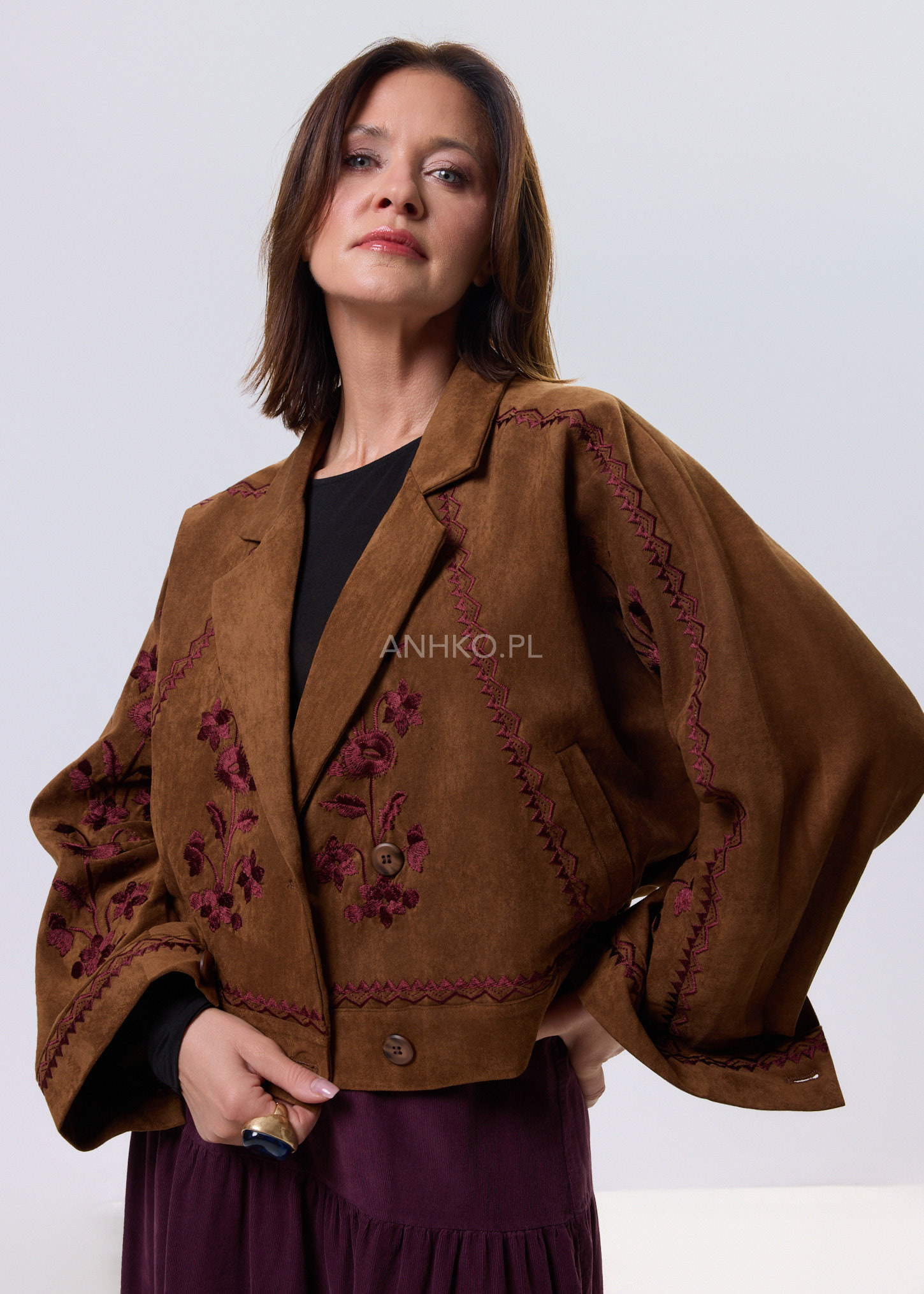 Brązowa krótka kurtka damska w stylu boho z kwiatowym haftem, szerokimi rękawami, luźnym fasonem i zapięciem na guziki