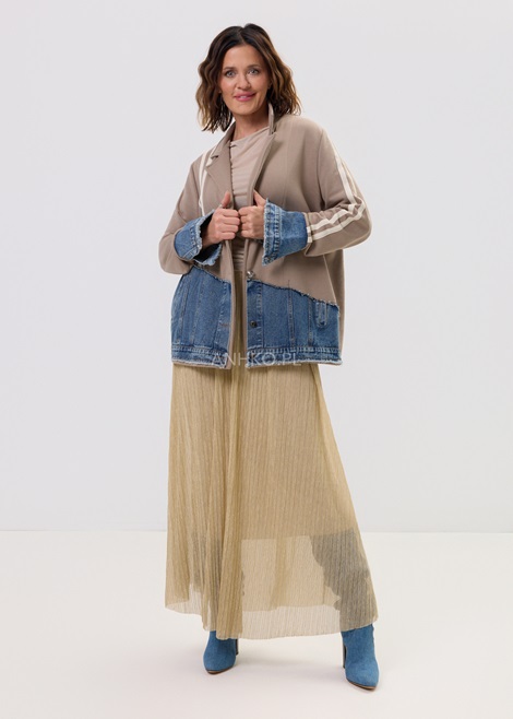 Stylizacja damska na przełom zimy i wiosny z marynarką taupe z jeansowym dołem i plisowaną spódnicą midi