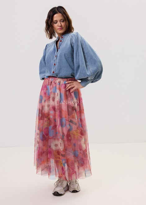 Stylizacja wiosenna spódnica midi tiulowa z koszulą jeansową.