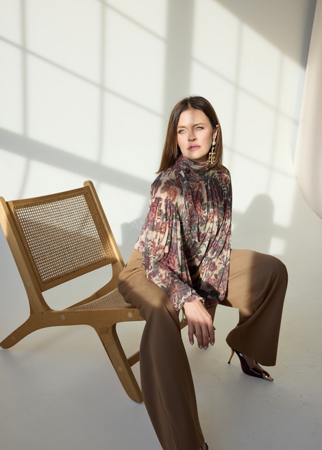 oliestrowo-wiskozowe spodnie damskie w kolorze camel o szerokiej nogawce z głębokimi zakładkami elegancki fason